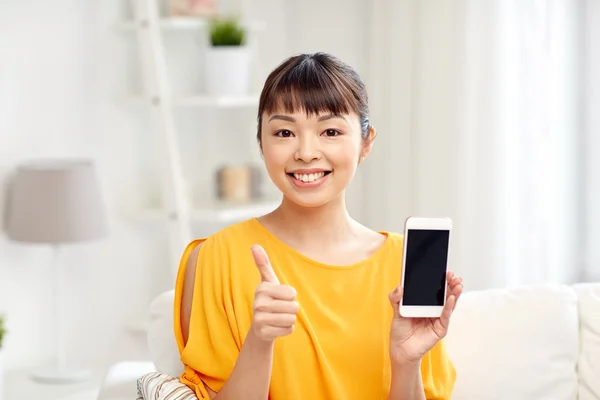 Feliz asiático mujer mostrando smartphone en casa — Foto de Stock