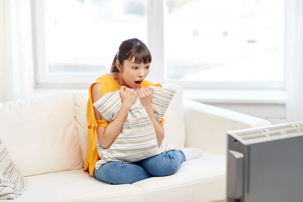 Asiático jovem mulher assistindo tv em casa — Fotografia de Stock