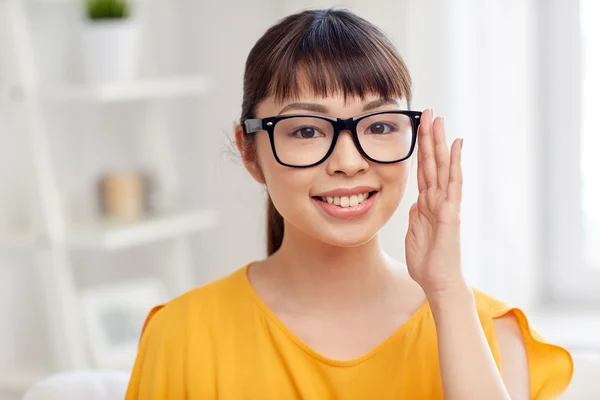 眼镜在家里幸福的亚洲年轻女人 — 图库照片