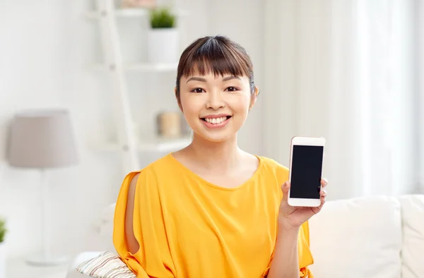 Heureux asiatique femme montrant smartphone à la maison — Photo