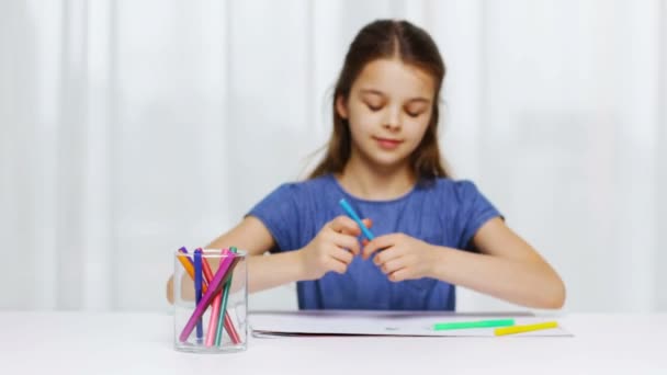 Happy girl drawing with felt-tip pencils at home — Stock Video