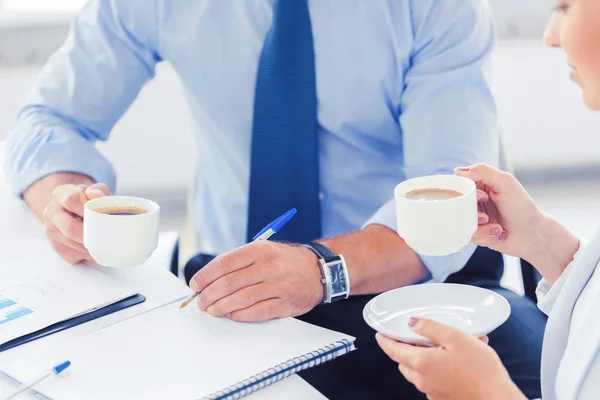 Uomo e donna discutendo qualcosa in ufficio — Foto Stock