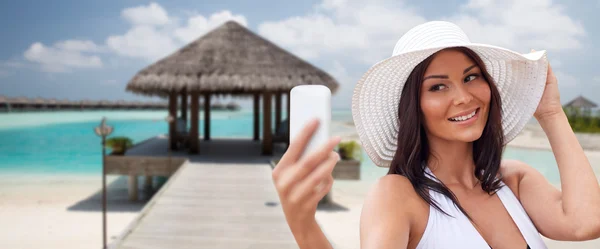 Mujer joven tomando selfie con smartphone — Foto de Stock