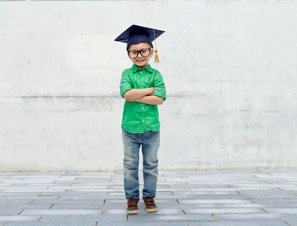 Gelukkige jongen in bachelor hoed of mortarboard — Stockfoto