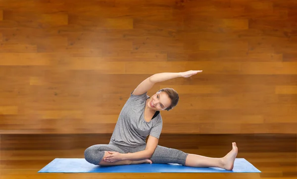 Glückliche Frau macht Yoga und Stretching auf Matte — Stockfoto