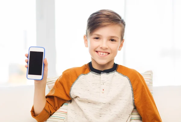 Lachende jongen met smartphone thuis — Stockfoto