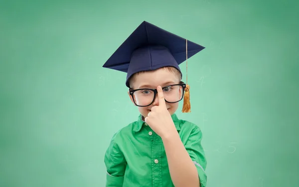 Happy boy v bakalářské klobouk a brýle — Stock fotografie
