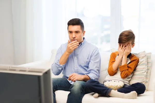 Vater und Sohn sehen Horrorfilm zu Hause im Fernsehen — Stockfoto