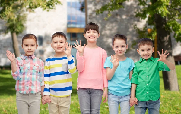 Niños sonrientes felices tomados de la mano —  Fotos de Stock