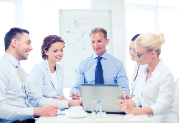 Verksamhet team har möte i office — Stockfoto