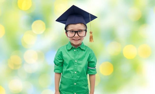 Happy boy v bakalářské klobouk nebo hlavě — Stock fotografie