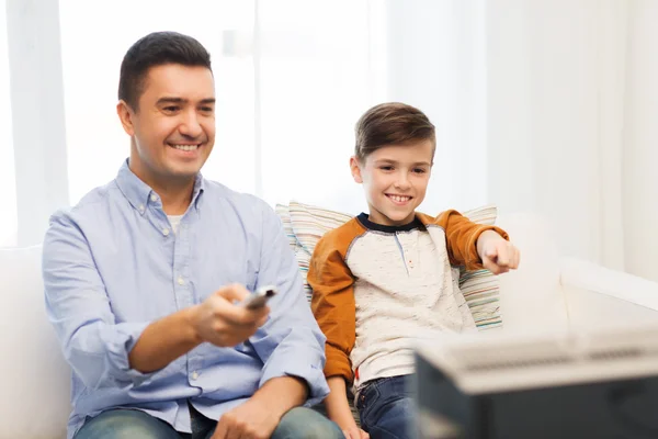 Sonriente padre e hijo viendo la televisión en casa — Foto de Stock