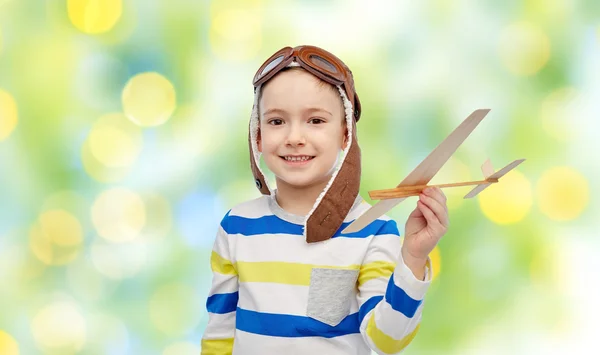Happy little boy in aviator hat with airplane — Stock Photo, Image