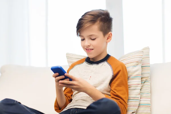 Αγόρι με smart sms ή παίζοντας στο σπίτι — Φωτογραφία Αρχείου