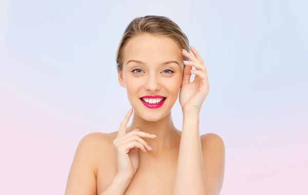 Lächelnde junge Frau mit rosa Lippenstift auf den Lippen — Stockfoto