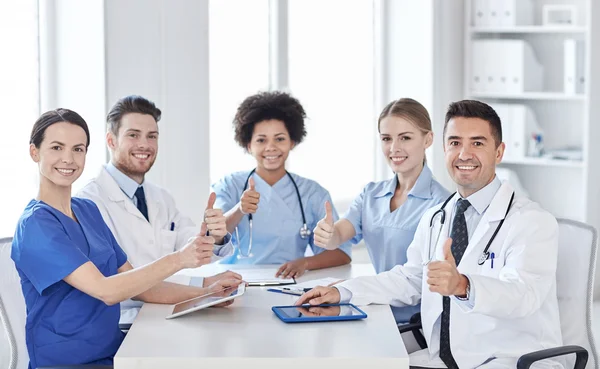 Grupo de médicos felizes reunião no escritório do hospital — Fotografia de Stock