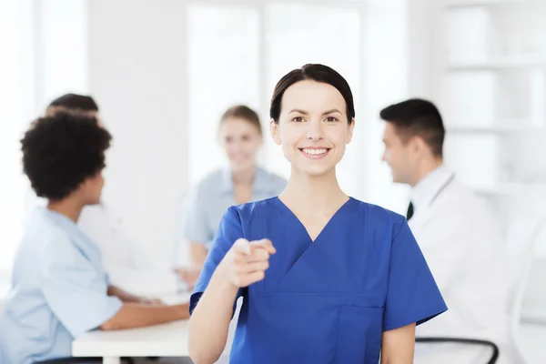 Medico felice sopra gruppo di medici in ospedale — Foto Stock