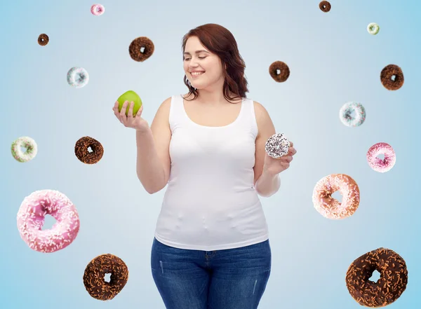 Gelukkig plus size vrouw kiezen van apple of cookie — Stockfoto