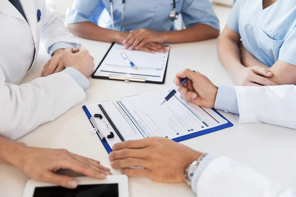 Nahaufnahme von Ärzten mit Klemmbrettern im Krankenhaus — Stockfoto