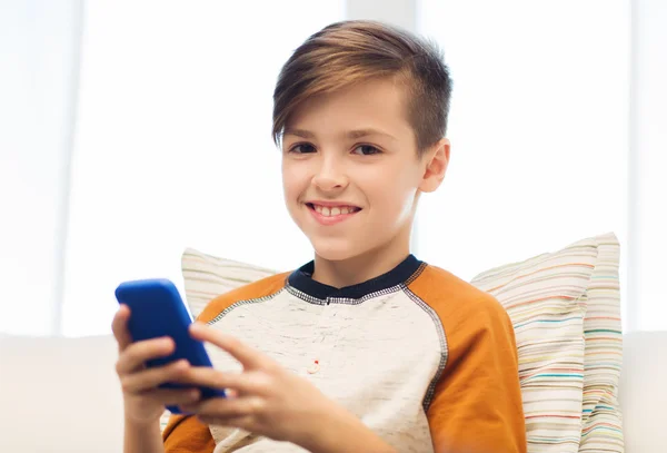 Niño con mensajes de texto de teléfonos inteligentes o jugando en casa —  Fotos de Stock