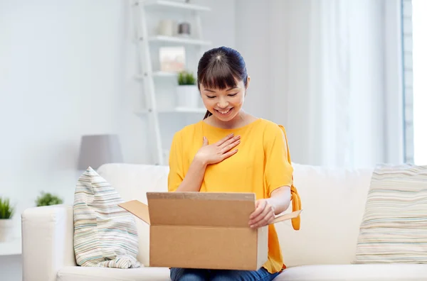 Heureux asiatique jeune femme avec colis boîte à la maison — Photo