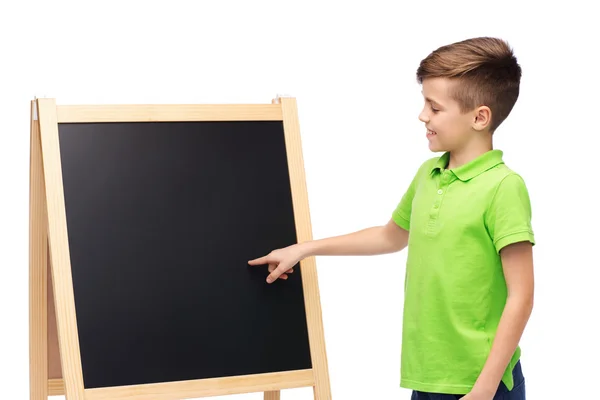 Menino feliz com giz e quadro-negro escola em branco — Fotografia de Stock