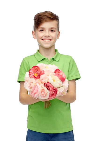 Menino feliz segurando ramo de flores — Fotografia de Stock