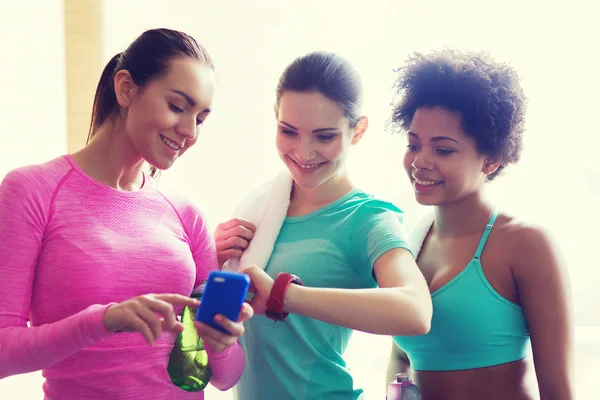 Szczęśliwe kobiety Wyświetlono czas na zegarek na rękę w siłowni Zdjęcie Stockowe