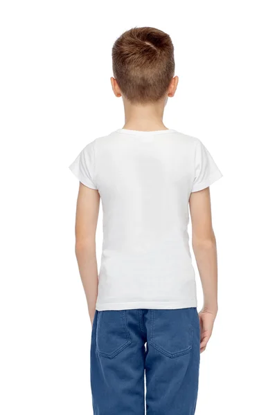 Хлопчик у білій футболці та джинсах — стокове фото