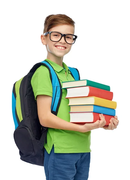Menino estudante feliz com saco de escola e livros — Fotografia de Stock