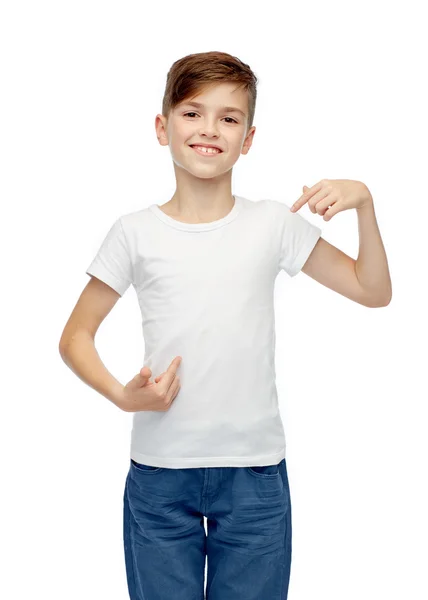 Menino feliz apontando dedo para sua camiseta branca — Fotografia de Stock