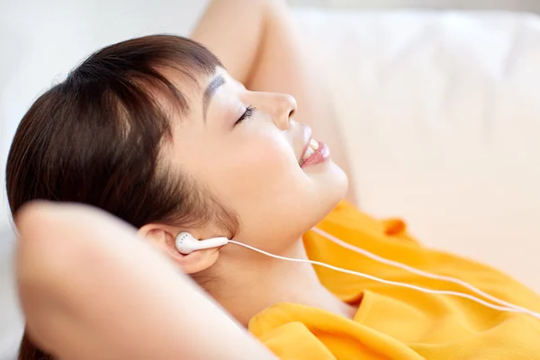 Feliz asiático mujer con auriculares escuchar música — Foto de Stock