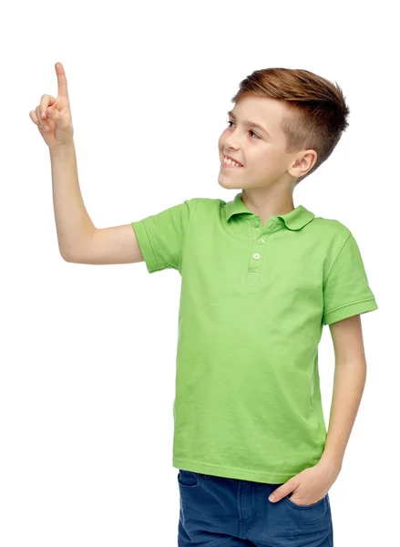 Szczęśliwy chłopiec w polo zielony t-shirt palcem wskazującym do — Zdjęcie stockowe