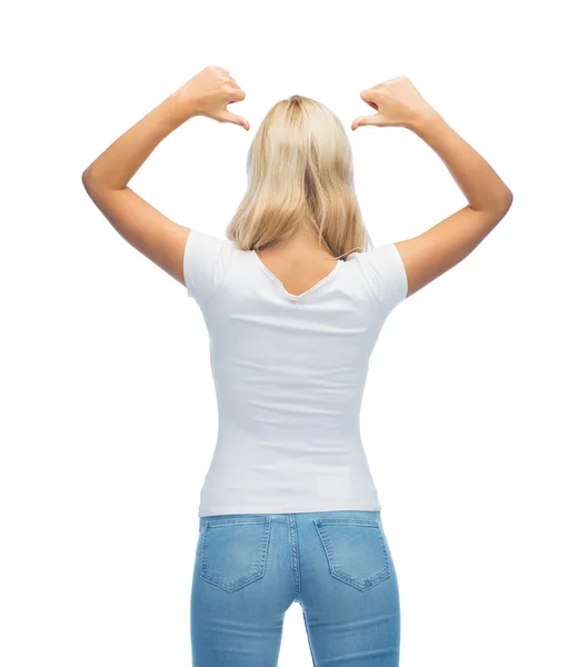 Vista trasera de la mujer joven en blanco camiseta — Foto de Stock