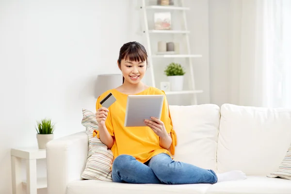 Mujer asiática feliz con la tableta PC y tarjeta de crédito — Foto de Stock