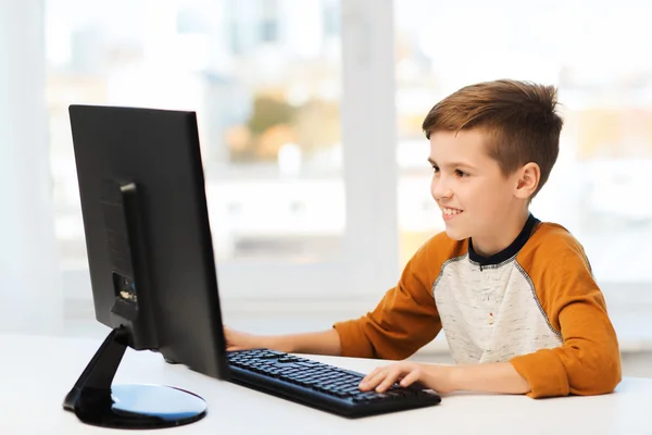 집에서 컴퓨터와 웃는 소년 — 스톡 사진