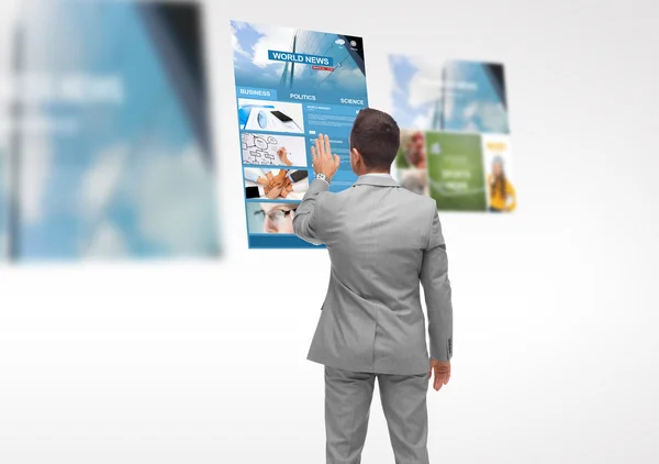 Man with virtual projection of business news — Φωτογραφία Αρχείου