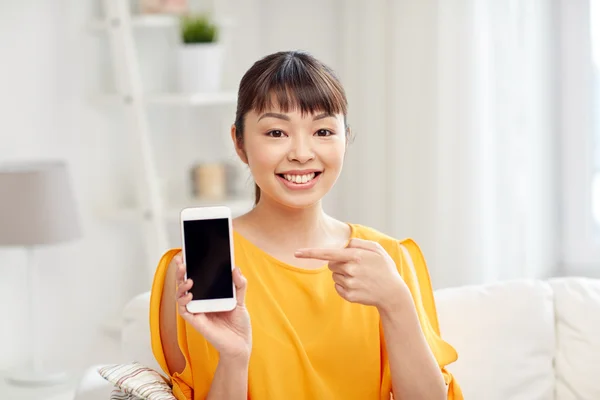 Feliz asiático mujer mostrando smartphone en casa — Foto de Stock