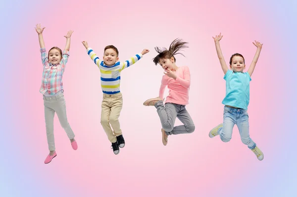 Crianças pequenas felizes pulando no ar — Fotografia de Stock