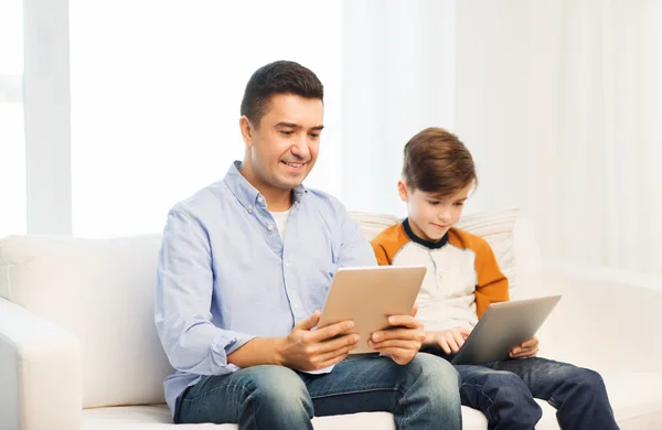 Lycklig far och son med TabletPC hemma — Stockfoto