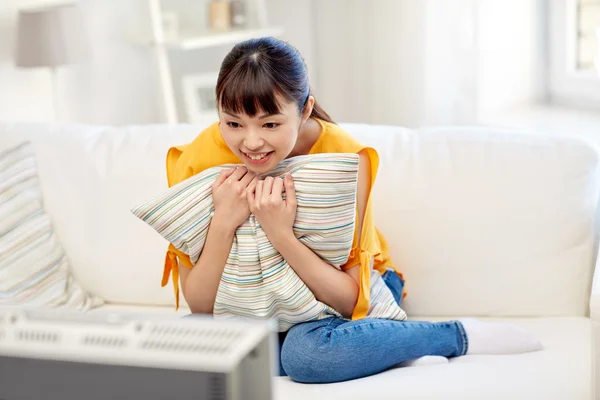 Feliz asiático jovem mulher assistindo tv em casa — Fotografia de Stock