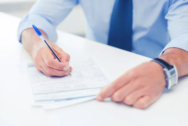 Hombre firmando un contrato — Foto de Stock