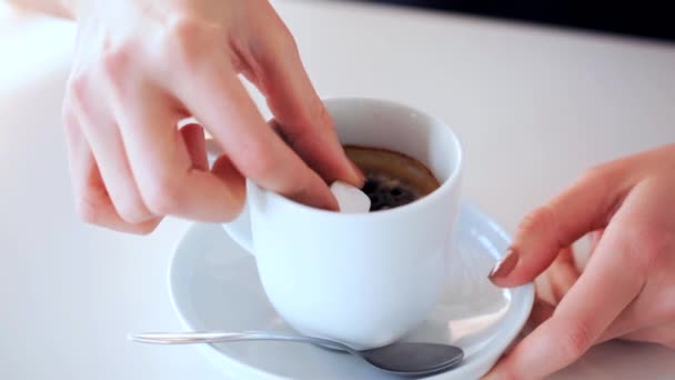 Кофе с сахаром — стоковое видео