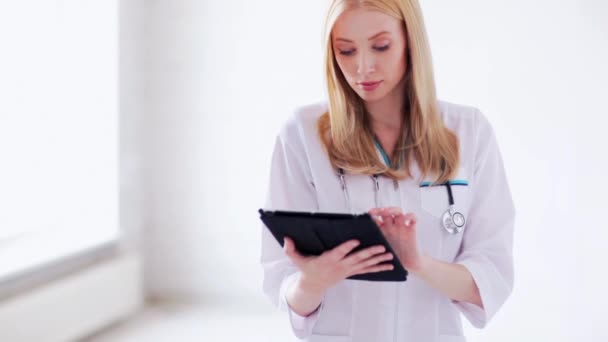 Ιατρός που εργάζεται με το tablet pc — Αρχείο Βίντεο