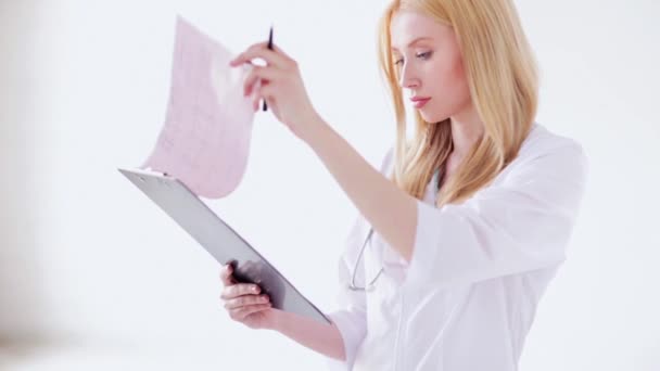 Medico femminile che fa una prescrizione — Video Stock