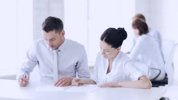 Man en vrouw ondertekening van een contract — Stockvideo