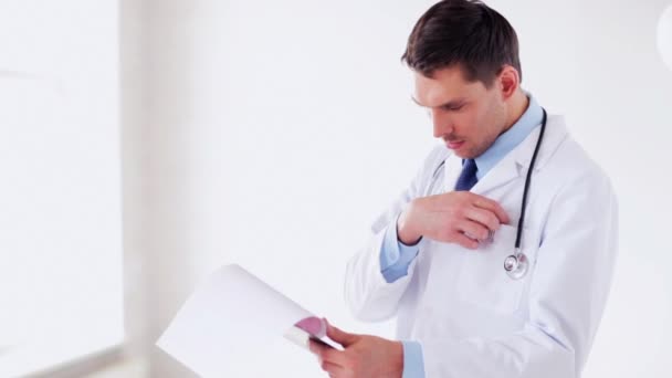 Médecin masculin faisant une prescription — Video