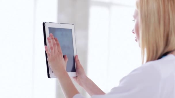 Lekarz pracuje z x-ray skanowania na Tablet — Wideo stockowe