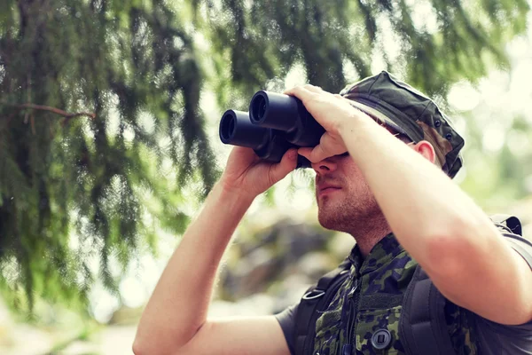 Joven soldado o cazador con binocular en el bosque —  Fotos de Stock