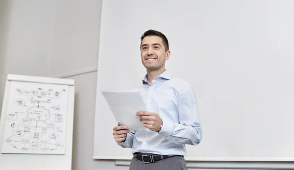 Biznesmen uśmiechający się na prezentacji w biurze — Zdjęcie stockowe